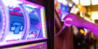 Permainan arcade penembak dengan grafis warna-warni dan skor progresif